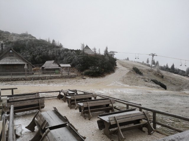 Velika Planina je dočakala prvi sneg. FOTO: Velika Planina D.O.O.