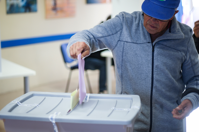 Dejstvo, da je bila v nedeljo v Kopru do polnoči prešteta le približno polovica glasovnic, je lahko posledica več dejavnikov. FOTO: Jože Suhadolnik