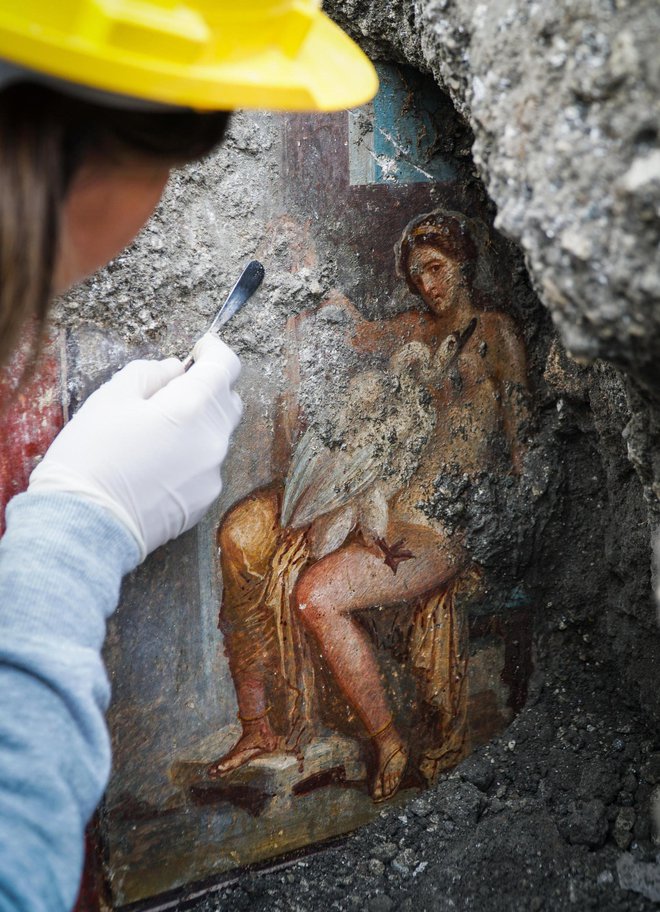 Fresko so odkrili v objektu, katerega raziskovanje je dediščino pompejanskih fresk že poleti obogatilo s podobno erotično fresko Priapa. FOTO: Cesare Abbate/AP
