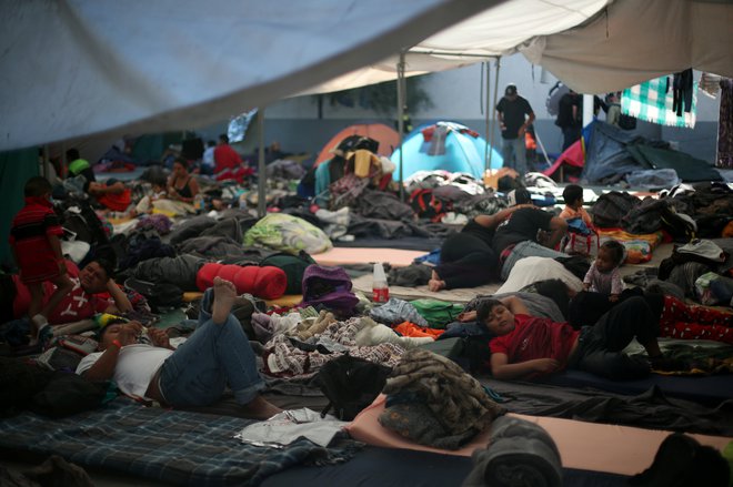 Prišleki so v Tijuani nastanjeni v začasnih centrih. FOTO: Hannah Mckay/Reuters