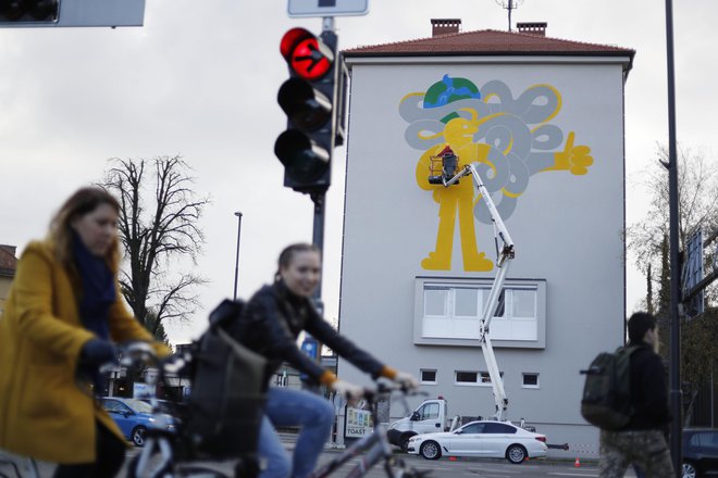 Prav na križišču Tržaške, Aškerčeve in Tivolske Leon Zuodar pogosto čaka na zeleno luč in tu se mu je porodila ideja za poslikavo. FOTO: Leon Vidic