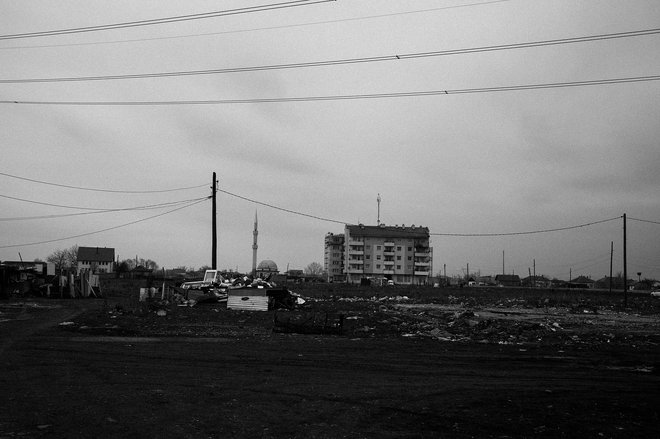 Stanovanjska bloka, namenjena Romom, Aškalijam in Egipčanom.