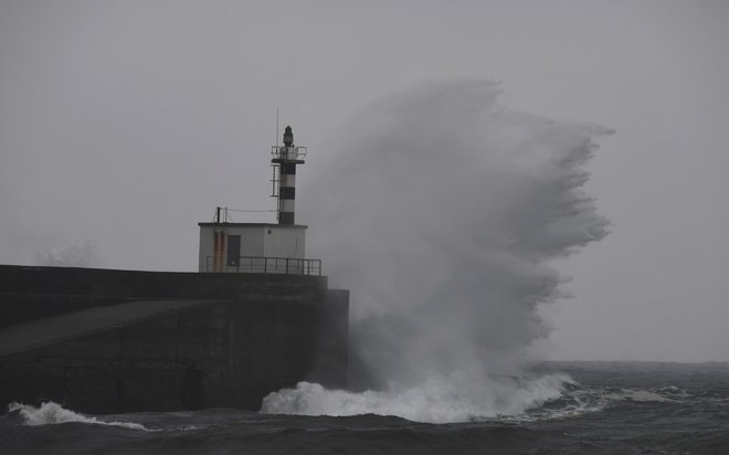 Valovi, ki so se pojavili na severu in zahodu otoka, so bili visoki med štirimi in petimi metri. FOTO: Reuters