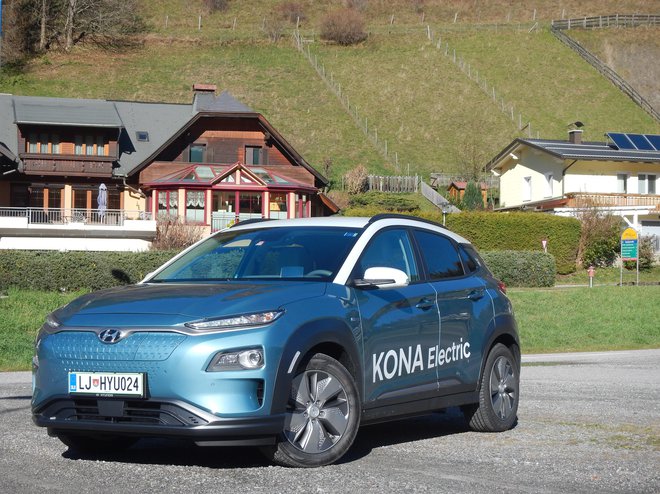 Hyundai kona electric je prvi množičen električni avtomobil z dosegom čez 400 km. Od običajne izvedbe se razlikuje predvsem po zaprti sprednji maski, kjer je tudi električna vtičnica. FOTO: Boštjan Okorn