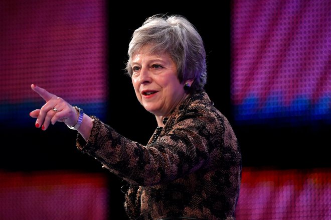 Britanska premierka zaenkrat kljubuje pritiskom evroskeptičnih torijcev in severnoirskih unionistov. FOTO: REUTERS/Toby Melville