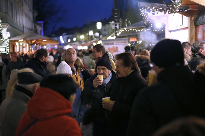 Gostinci so z izkupičkom na prazničnem sejmu zadovoljni, čeprav je strošek za hišice z gostinsko ponudbo med najvišjimi. Foto Blaž Samec