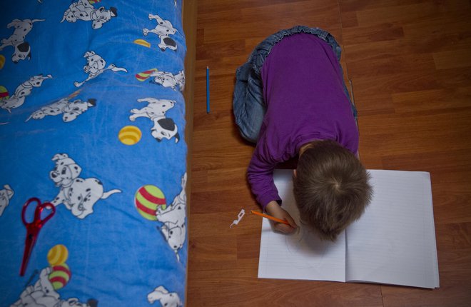 Pri otrocih, ki prihajajo iz socialno najšibkejših družin in manj spodbudnega okolja, v katerem izobrazba morda ni vrednota, se lahko pojavljajo zelo specifične učne težave. FOTO: Jože Suhadolnik/Delo