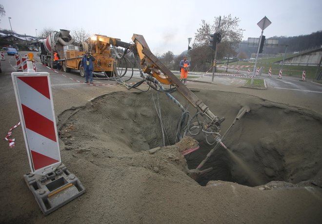 Prvi podatki kažejo, da je udor posledica obnavljanja predora. FOTO: Tadej Regent/Delo