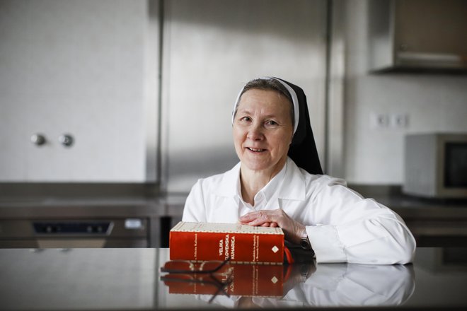 Bernarda Gostečnik je prevzela <em>Veliko slovensko kuharico</em> od sestre Vendeline. Foto Uroš Hočevar