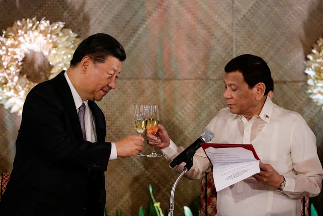 Kitajski predsednik Xi Jinping je pripotoval k filipinskemu predsedniku Rodrigu Duterteju. FOTO: Reuters