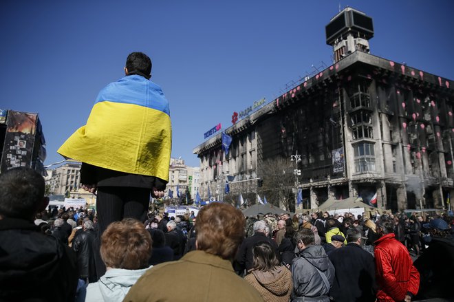 People attend a religious service in Independence Square in Kiev March 30, 2014. Ukrainians, in accordance with Orthodox church tradition, mark the 40th day since the killings of more than 100 people in the capital during the pro-Europe 'Euromaidan' protests.  REUTERS/Gleb Garanich  (UKRAINE - Tags: POLITICS CIVIL UNREST RELIGION TPX IMAGES OF THE DAY) - GM1EA3U1M2701