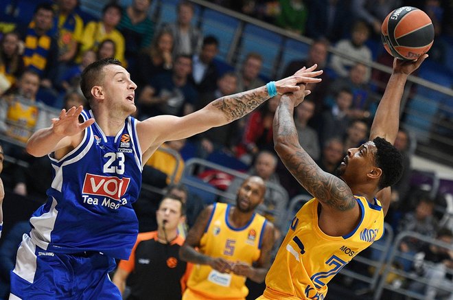 Alen Omić se je trudil, a je bil Himkijev center Jordan Mickey pretrd oreh. FOTO: eurolegaue/net