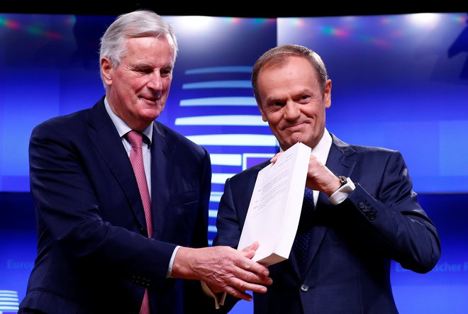 Glavni pogajalec evropske komisije za brexit Michel Barnier in predsednik evropskega sveta Donald Tusk z osnutkom ločitvenega dogovora o brexitu. Danes je pogajalcem uspelo doseči še osnutek politične deklaracije o prihodnjih odnosih. FOTO: REUTERS/François Lenoir