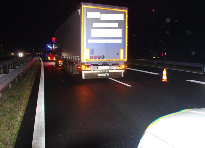 Ko so prispeli policisti, so najprej zavarovali območje, nato pa ugotovili, da je bil 32-letni tovornjakar močno opit. FOTO: PU Novo Mesto