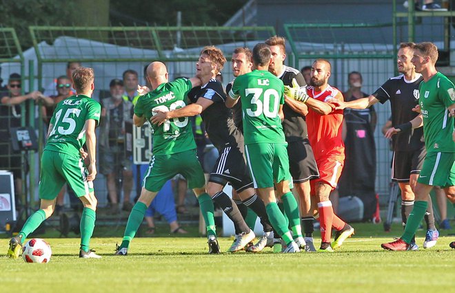 V Fazaneriji ni manjkalo bližnjih srečanj povišanih strasti med nogometaši, na polnih tribunah pa je vladalo imenitno vzdušje. FOTO Tadej Regent/Delo