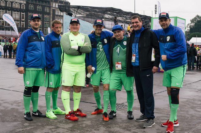 Svetovni prvaki v fair playu (z leve): Alen Odžić, Aljoša Rajbar, Primož Klarer, Bojan Hribar, Robert Andrejaš, trener Mitja in Nenad Radosavljević. FOTO: Daniel Lipinski