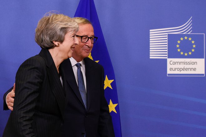 Predsednik evropske komisije Jean Claude Juncker bo Thereso May znova sprejel v soboto, dan pred izrednim zasedanjem voditeljev EU. FOTO: JOHN THYS / AFP