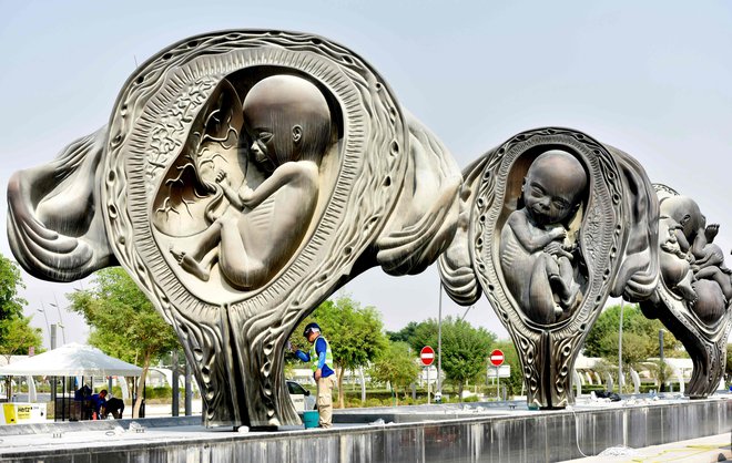 &nbsp;Na 14 orjaških enajstmetrskih skulpturah iz brona pred kliniko za matere in otroke je upodobljeno <em>Čudežno potovanje</em> &ndash; od spočetja do rojstva. FOTO: AFP<br />
&nbsp;