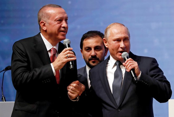 Zaveznika na (tudi) plinski pogon, turški predsednik Recep Tayyip Erdoğan (na fotografioji levo) in njegov ruski kolega Vladimir Putin (desno). FOTO: Reuters