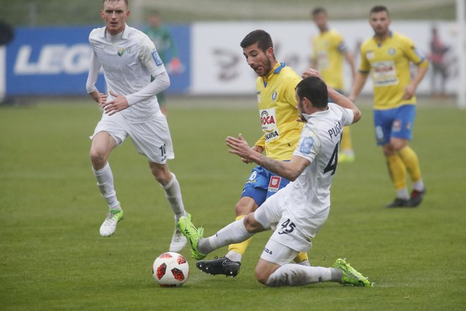 Nino Pungaršek je še drugič jeseni dobil dvoboj z Velenjčanom Robertom Pušaverjem. FOTO: Leon Vidic/Delo