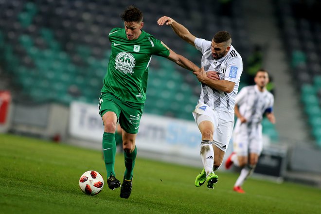 Andrej Vombergar (levo) je bil v spodrsljaju Olimpije proti Muri za uteho vsaj strelec. FOTO: Tomi Lombar/Delo