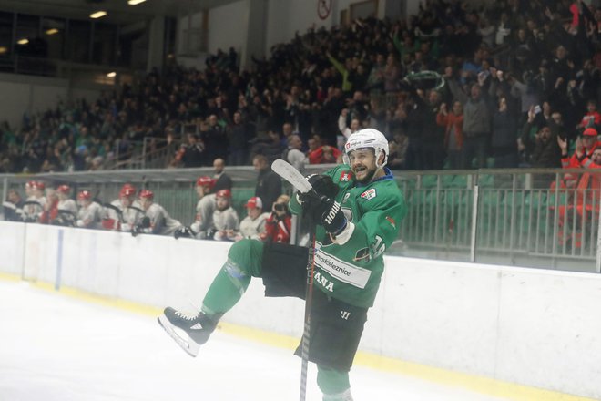 Hokejisti Olimpije so slavili po infarktni končnici. FOTO: Leon Vidic/Delo