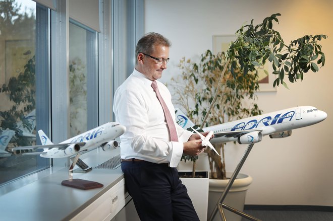 Holger Kowarsch, direktor Adrie Airways, je dejal da bi z operacijami na SSJ100 lahko omogočili večjo kapaciteto na letalih bombardier in airbus za storitev ACMI (zakup letala s posadko).&nbsp;Foto Leon Vidic