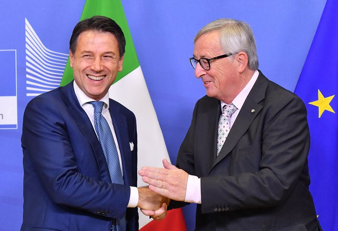 Italijanski premier&nbsp;Giuseppe Conte in predsednik evropske komisije Jean-Claude Juncker sta se v Bruslju sestala v soboto. FOTO: Emmanuel Dunand/AFP