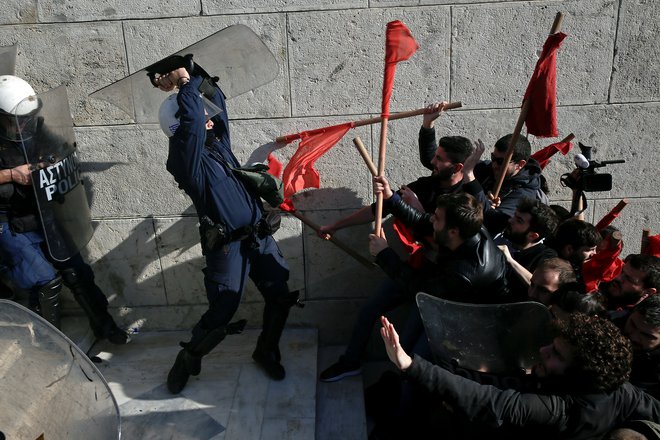 Januar 2017. Protestniki se spopadajo s policijo na demonstracijah proti načrtovanim reformam vlade pred parlamentom v Atenah. Foto Alkis Konstantinidis Reuters