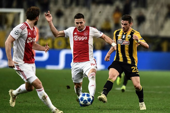 Srb Dušan Tadić (v sredini) je prispeval oba gola za zmago Ajaxa v gosteh pri AEK. FOTO: Aris Messinis/AFP