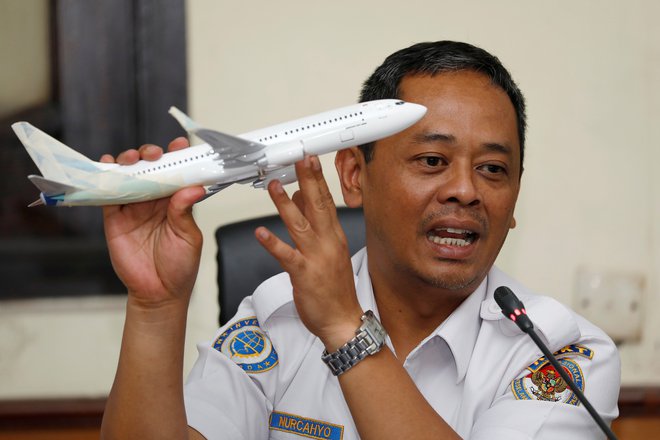 Vodja indonezijske&nbsp;agencije za varnost letalskega prometa Nurcahyo Utomo pojasnjuje, na kakšen način je letalo strmoglavilo. FOTO: Reuters&nbsp;
