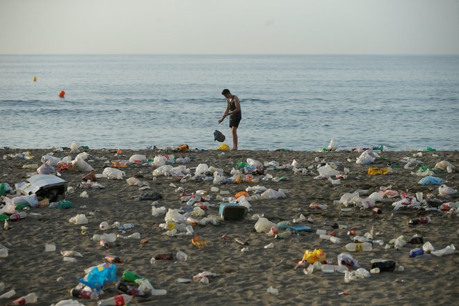 Pri Collinsu so za izraz, ki je zaznamoval leto 2018, izbrali single-use. Zavržena plastika za enkratno uporabo lahko pristane daleč od mesta zaužitja hrane ali pijače, v najbolj oddaljenih oceanih. FOTO: Reuters