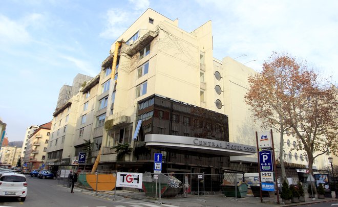 ▲ Hotel Central bo kljub uvajanju moderne tehnologije za dobro počutje gostov še vedno skrbel z izurjenim osebjem. Foto Union Hoteli ◀ V hotelu Lev s trenutno 195 sobami so že aprila prenovili 22 sob in za investicijo namenili dober milijon evrov. Foto Roman Šipić ▶Vse sobe v hotelu Central na Miklošičevi cesti bodo popolnoma prenovili in število sob z zdajšnjih 74 povečali na 90. Foto Roman Šipič