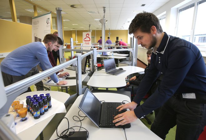 Na začetku podjetniške poti se mladi pogosto zatečejo v prostore za sodelo. FOTO: Igor Zaplatil/Delo