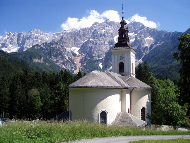 Cerkev sv. Ožbalta na Jezerskem. FOTO: Andreja Čibron Kodrin