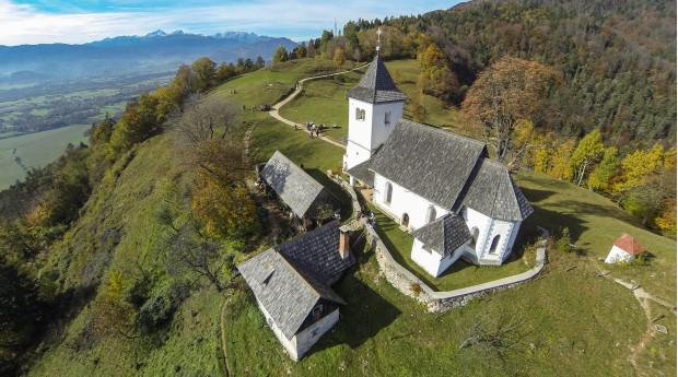 Cerkev sv. Petra nad Begunjami. FOTO: JKolman/radolca.si