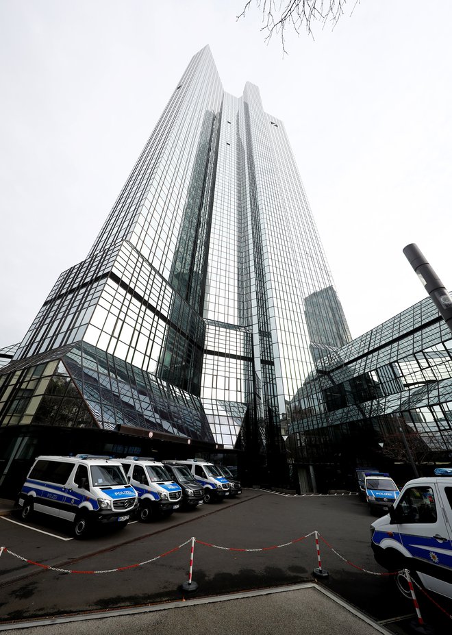 Borzna vrednost Deutsche Bank, že tako v težavah zaradi drugih poslov, je po naznanitvi preiskav padla, napovedujejo pa ji še večje izgube. FOTO: Reuters