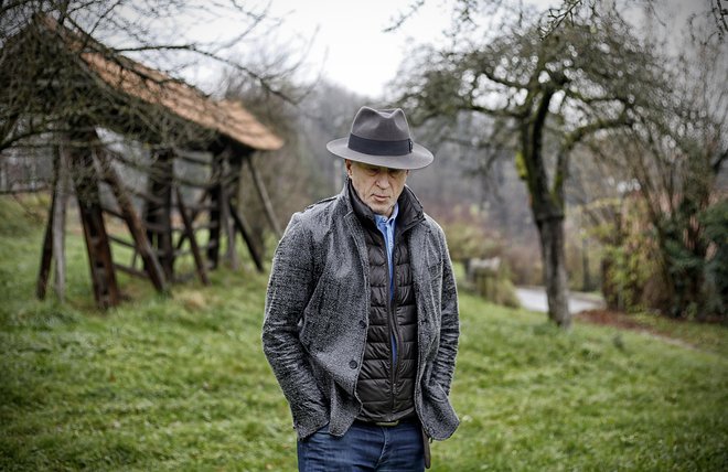 Vlado Kreslin. Nekaj je v njegovi glasbi, kar sproži hrepenenje, nostalgijo po nečem, česar ne znamo ubesediti, onstran časa in prostora. FOTO: Blaž Samec/Delo<br />
&nbsp;