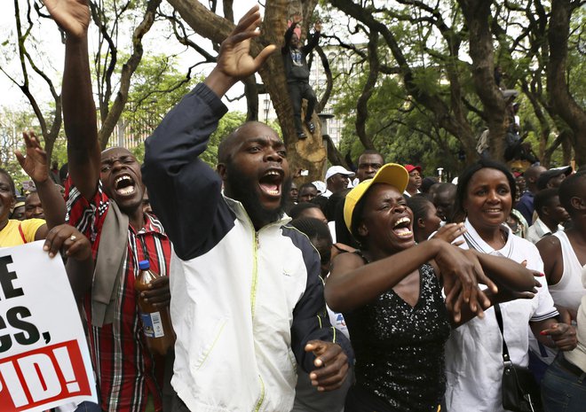 Protestniki v prestolnici Zimbabveja Harare. FOTO: Tsvangirayi Mukwazhi/Ap
