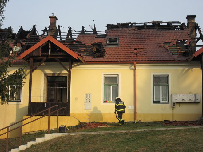 Zgodaj zjutraj je zgorela kaplanija na Teharjah. FOTO: Špela Kuralt/Delo