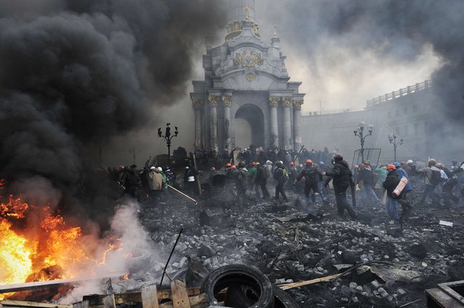 Prizori iz Kijeva v zimi 2013/2014 so bolj kot na proteste spominjali na vojno. FOTO: AFP