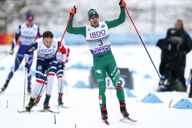 Italijanski smučarski tekač Federico Pellegrino se je takole veselil zmage v Lillehammerju. FOTO: AP