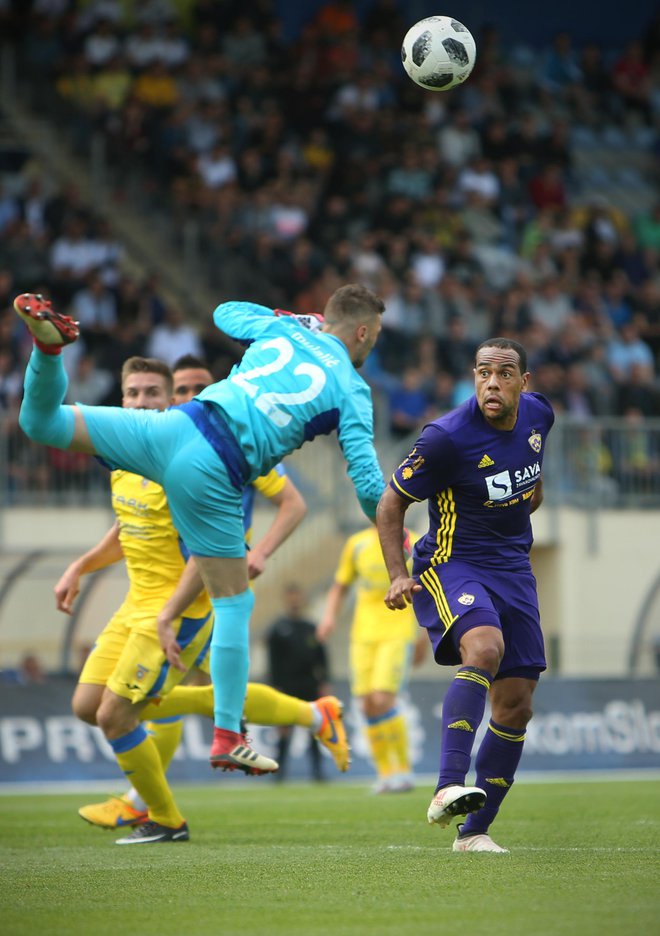 Domžalski vratar Ajdin Mulalić v jesenskih treh tekmah proti Mariboru še ni ohranil mreže nedotaknjene. FOTO: Jure Eržen/Delo