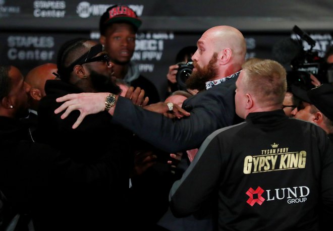 Boksarja Deontay Wilder (levo) in Tyson Fury sta hotela med seboj obračunati že na novinarski konferenci. FOTO: Reuters