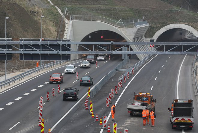 Ta prometna pot je bila doslej najožje prometno grlo v turistični sezoni, ko so ob koncih tednov turisti na poti na jug čakali po šest ali celo osem ur na prestop meje. FOTO: Tadej Regent