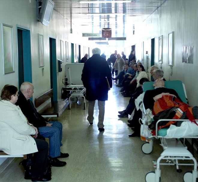 Večurno čakanje izčrpava bolnike. Foto: Roman Šipić/DELO