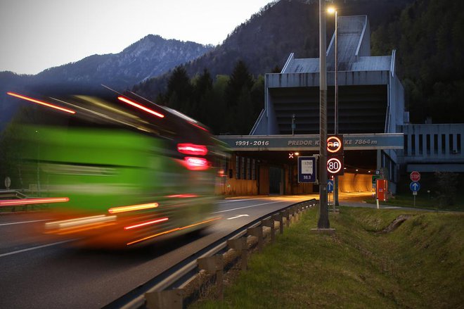 Družba Cengiz İnşaat&rsquo;a je oddala najcenejšo ponudbo za predor. FOTO: Jure Eržen/Delo