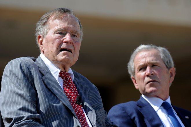 George Bush st. ob sinu Georgu Bushu ml. Bil je drugi predsednik v zgodovini ZDA, katerega sin je prav tako postal predsednik. FOTO: AFP<br />
 