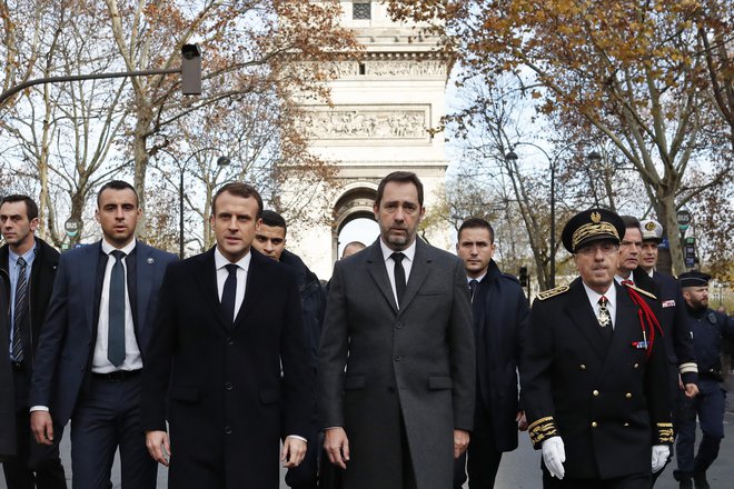 Francoski predsednik Emmanuel Macron si je danes ogledal oskrunjen Slavolok zmage FOTO: AP