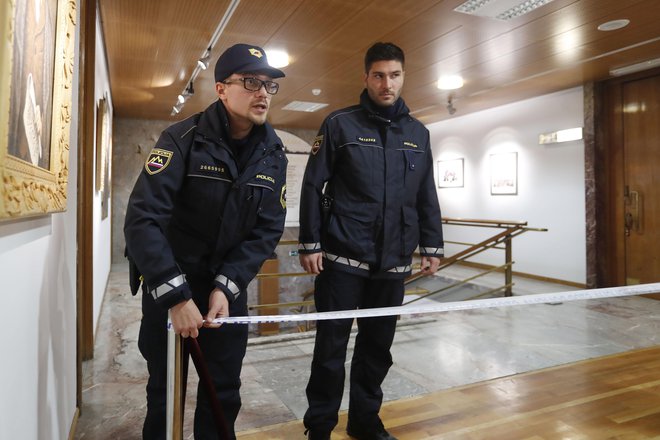 Policija je zapečatila prostor zaradi suma nepobleščenega vstopa v sobo, kjer so bile glasovnice predčasnih volitev v Kranju. FOTO: Leon Vidic/Delo
